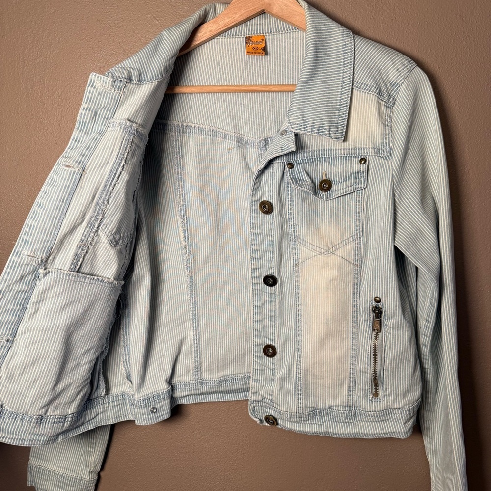 Jou Jou Womens Cropped Light Wash Distressed Denim Pinstripe Jean Jacket Size XL - Picture 3 of 16
